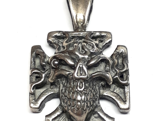 Přívěšek na řetízek TechStar motiv maltézský kříž s lebkou v plamenech